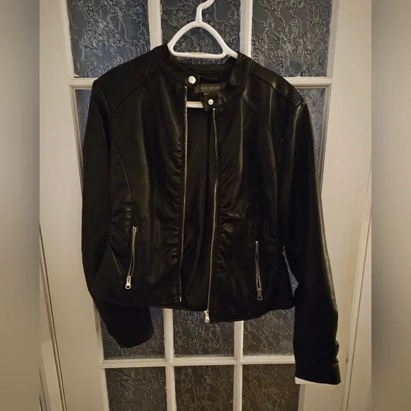 Suzy Shier Women's Pleather/Faux Leather Black Biker Jacket in Medium - Picture 2 of 11